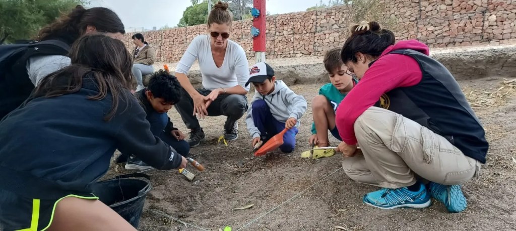 Cultura presentó el taller «Pequeños Arqueólogos» en Camarones 