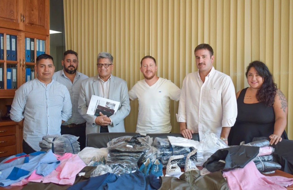 Provincia entregó indumentaria escolar y de trabajo a la Municipalidad de&nbsp;Dolavon