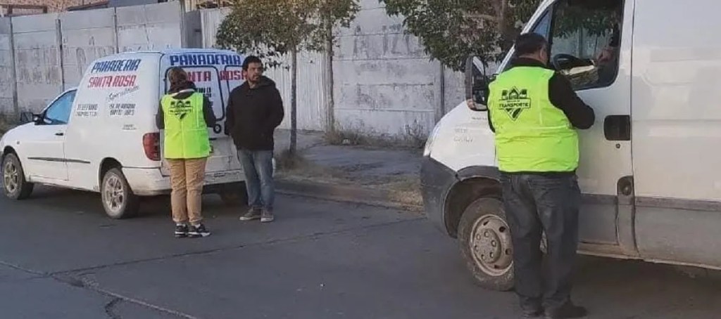 De a poco, y con presencia diaria de inspectores en la calle, se regularizan los servicios de transporte en&nbsp;Trelew