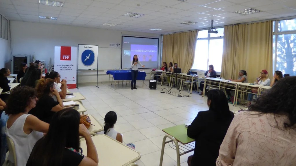 El Programa Mujer realizó un conversatorio con exposición de especialistas y estudiantes sobre trabajo, educación y salud&nbsp;mental