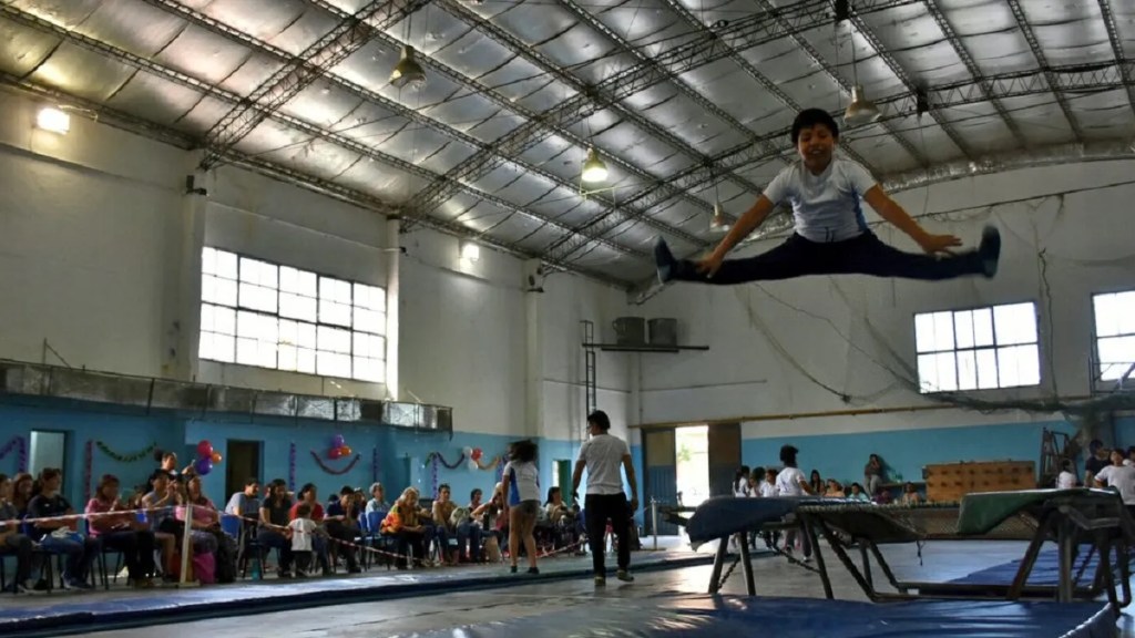 En el Gimnasio N° 2 se dicta el taller municipal de&nbsp;Acrobática