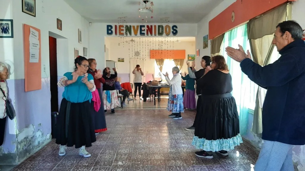 Nuevas propuestas para adultos mayores: dictan taller de Danzas Folclóricas en «La Razón de mi&nbsp;Vida»