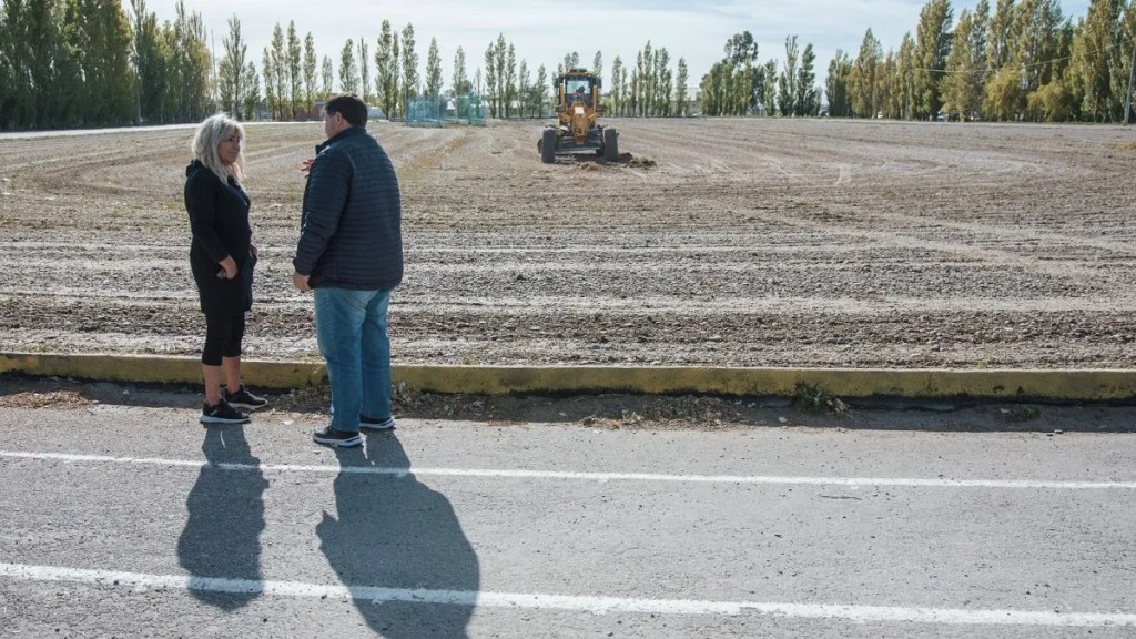 Obras Públicas Municipal realiza trabajos de mantenimiento en la Pista de Atletismo de&nbsp;Rawson
