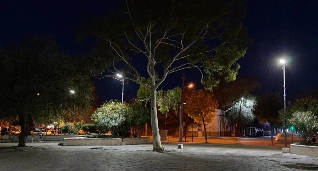 Plaza Centenario: el Municipio inició la reparación del circuito eléctrico y el recambio de las&nbsp;luminarias