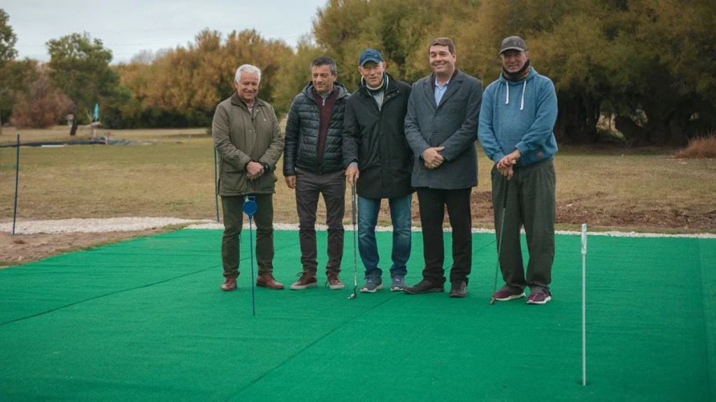 Biss recorrió el putting green de césped sintético del Tamariscos Golf&nbsp;Club