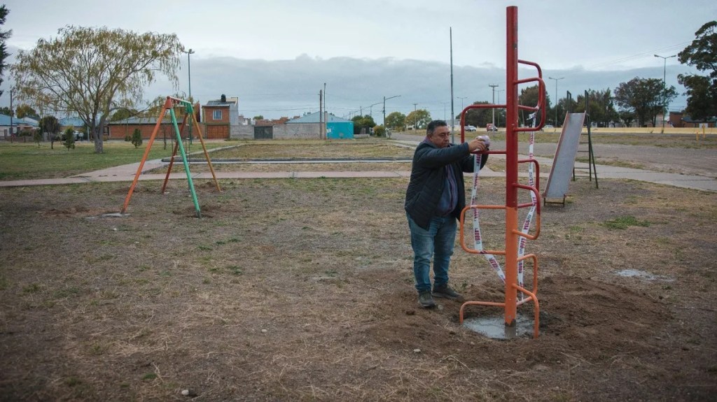 El área de Obras Públicas Municipal realiza trabajos de reparación de juegos en la Plaza de la&nbsp;Cooperación