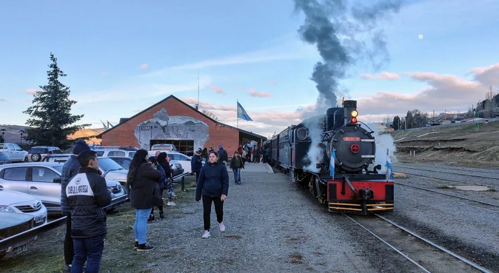 Con un viaje lleno de pasajeros, “La Trochita” conmemoró el 79° aniversario de su llegada a&nbsp;Esquel