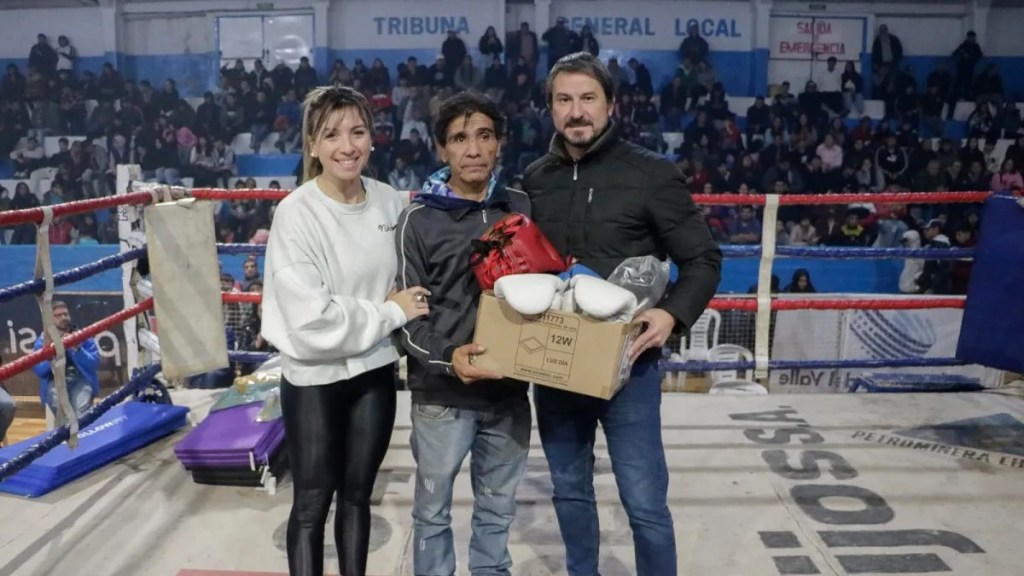 Merino presenció el segundo festival municipal de boxeo y entregó&nbsp;elementos