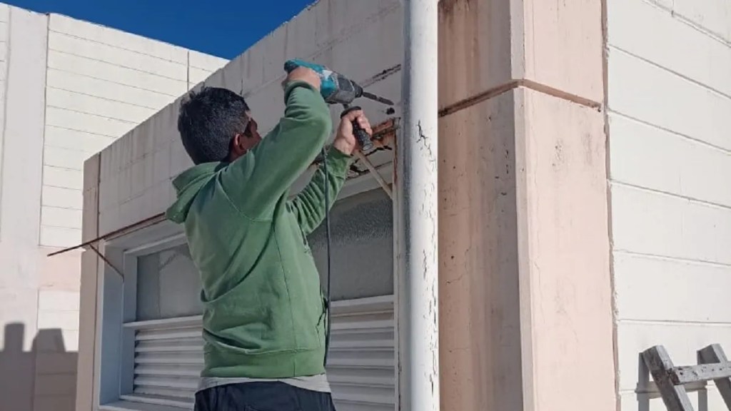 Obras Públicas de Rawson realiza trabajos de mantenimiento en la Escuela número&nbsp;702