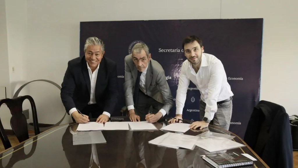 Torres firmó el convenio para garantizar la finalización del Gasoducto Patagónico&nbsp;Cordillerano