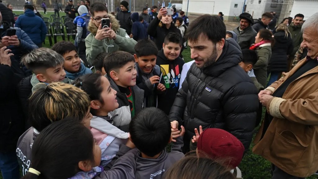 Torres inauguró una cancha de fútbol sintético en&nbsp;Tecka