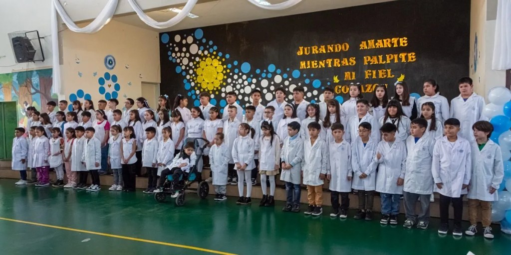 Biss y funcionarios visitaron escuelas primarias por el Día de la&nbsp;Bandera