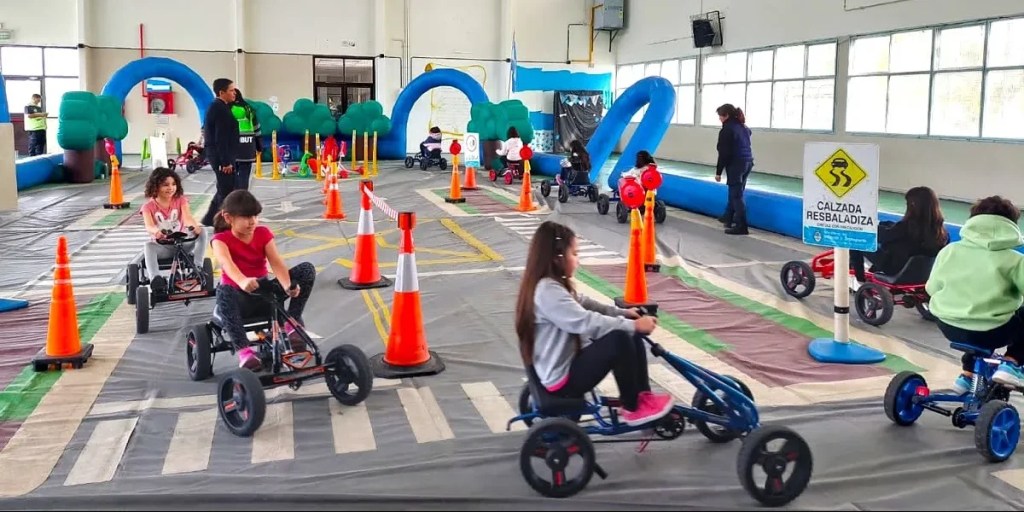 Más de 90 alumnos de una escuela de Rawson aprendieron sobre educación vial por los juegos que propone el Parque Temático de la Agencia&nbsp;Provincial