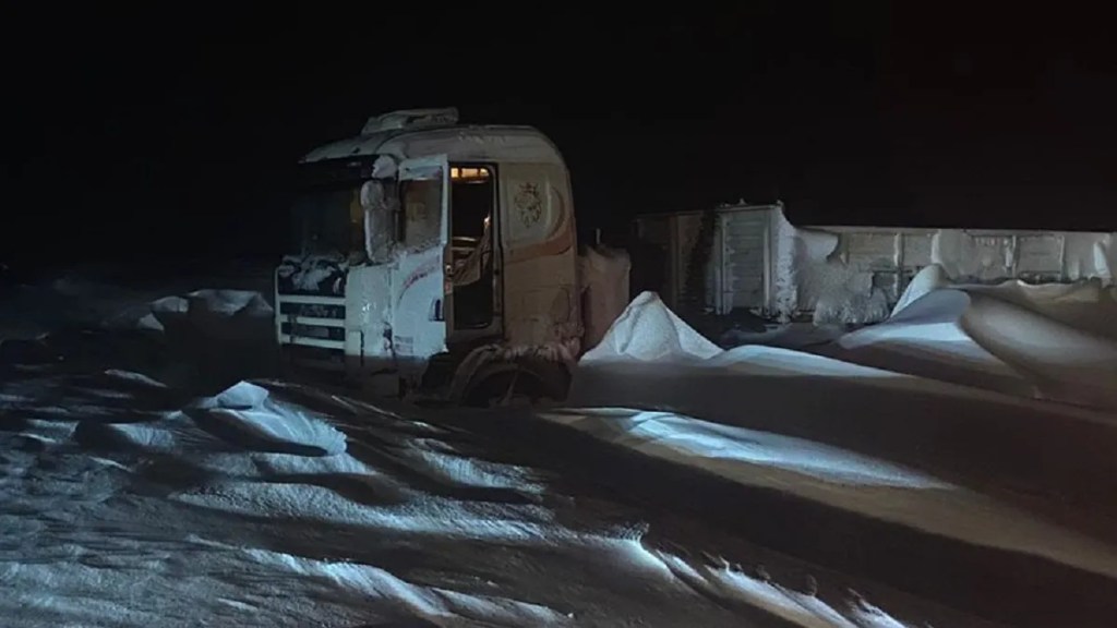 El Gobierno del Chubut asistió a todas las personas que sufrieron inconvenientes en el trayecto Trelew- Comodoro Rivadavia por el temporal de nieve, lluvia y bajas&nbsp;temperaturas