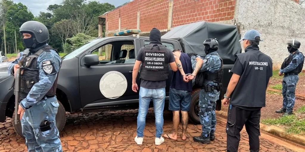 captura narco brasileño, Os Manos, Víctor Eduardo C. F., Policía de Misiones, narcotráfico, extradición, San Vicente, tobillera electrónica, Brasil, Brigada de Inteligencia Criminal, División de Investigaciones, Drogas Peligrosas, Misiones Online, crimen organizado, cooperación internacional