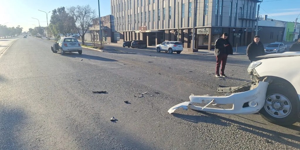 Accidente de tránsito, Comodoro Rivadavia, Ford Ka, Toyota Hilux, Barrio Humberto Beghin, Tránsito vehicular, Examen de alcoholemia, Policía de Comodoro Rivadavia, Intervención policial, Seguridad vial