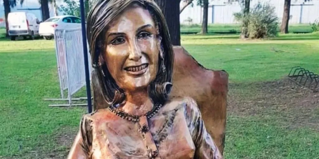 Mirtha Legrand, estatua vandalizada, Villa Cañás, Daniel Melero, escultura, vandalismo, homenaje, cultura, arte público, descontento, reconocimiento, legado, celebración