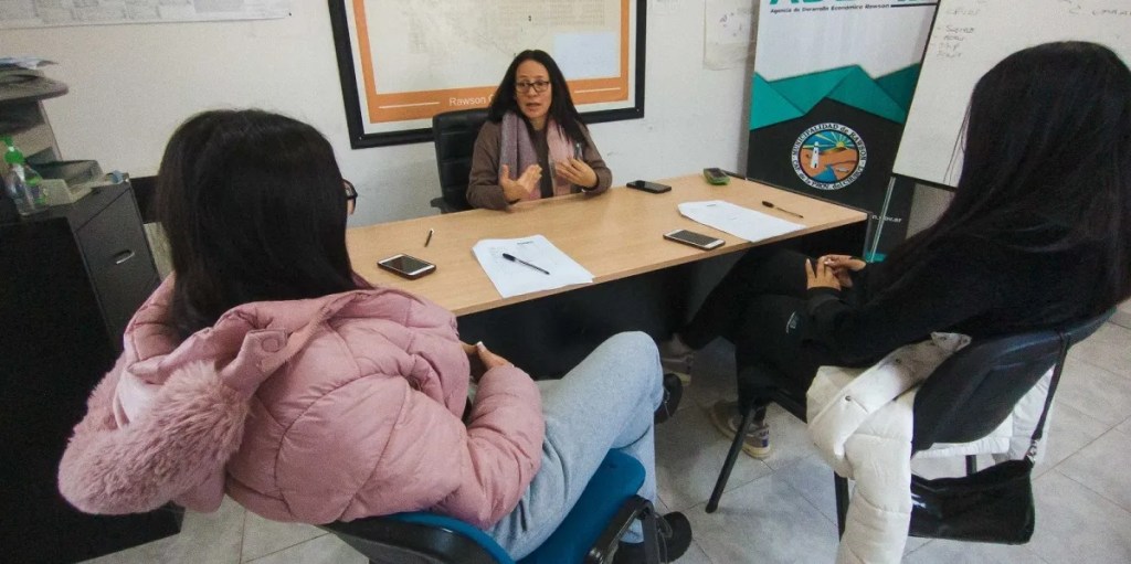 La Municipalidad realiza capacitación a integrantes de la cooperativa de trabajo Cascos Amarillos de&nbsp;Rawson