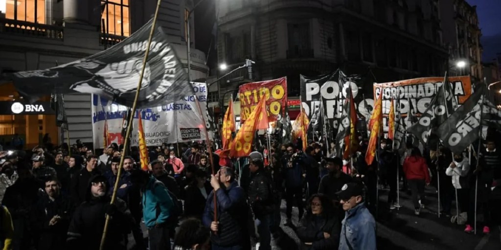 protesta, izquierda, Plaza de Mayo, despidos, ajuste, Javier Milei, SUTNA, Eduardo Belliboni, Hernán Crespo, sindicatos, organizaciones sociales, FIT-U, flexibilización laboral, crisis económica