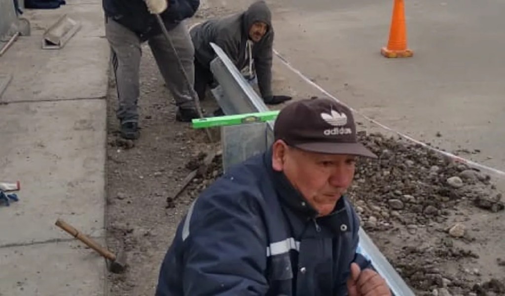 El Municipio de Trelew y la AVN Instalan Guardarraíles en la Escuela N.° 3 para Mejorar la Seguridad&nbsp;Vial