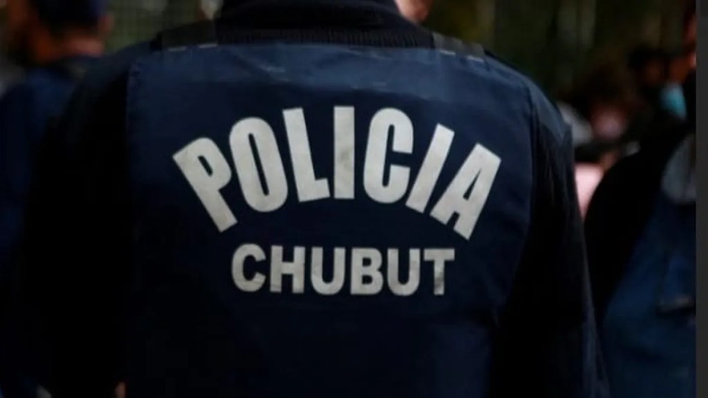 pedido de captura, detenido en Comodoro Rivadavia, Terminal de Ómnibus, seguridad pública, control de Scanner, captura vigente, Tribunal Oral Criminal 25, operativo policial, Seccional Primera, Comodoro Rivadavia, detención Telsen, arma sin documentación, infracción art 189 bis, motocicleta sin papeles, secuestro judicial, patrullero Telsen, joven detenido, policía Telsen, ruta provincial 4, delito en zona rural, Puerto Madryn, hurto, detención, farmacia, policía, seguridad, comerciante, productos robados, intervención policial, justicia