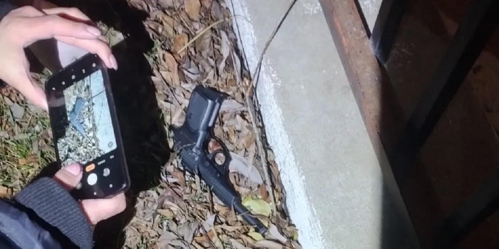 Detenido por portación de arma de fuego, Sarmiento, Policía de Sarmiento, Arma de fuego Bersa Thunder, Código Penal Argentino, Seguridad pública, Incidente en Sarmiento, Aprehensión policial, Audiencia de control de detención, Colaboración ciudadana