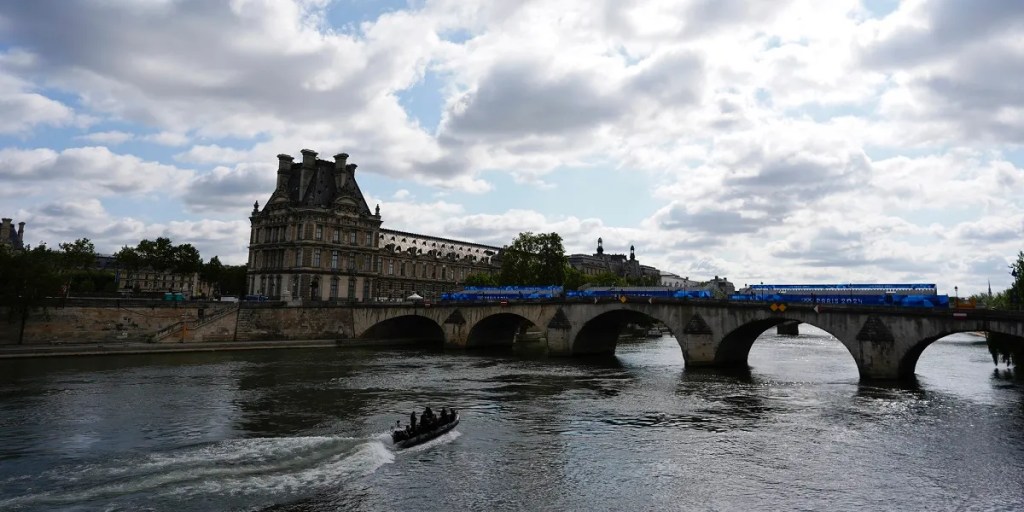 Juegos Olímpicos de París 2024, triatlón masculino, contaminación, río Sena, Amélie Oudéa-Castéra, calidad del agua, competencia, atletas, deportes, Francia