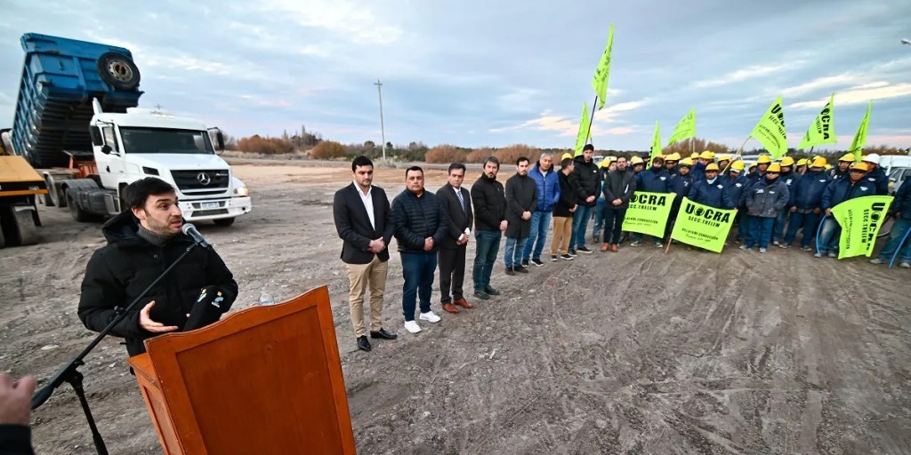 Torres encabezó en Trelew la firma del inicio de obra de 26 nuevas viviendas para afiliados al&nbsp;SEC