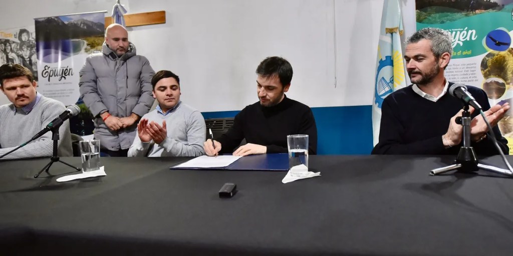 Torres firmó el contrato para la construcción del nuevo Hospital Rural en&nbsp;Epuyén