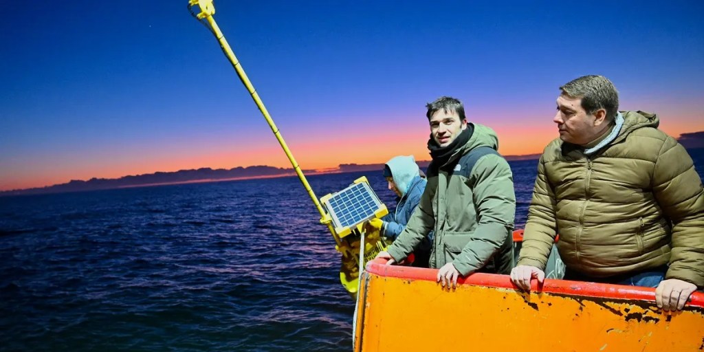 Torres participó de la instalación de una boya oceanográfica en Rawson junto a investigadores de la&nbsp;UNPSJB
