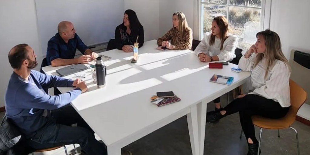 Trelew y Puerto Madryn planifican torneos de beach y capacitaciones para técnicos de&nbsp;fútbol