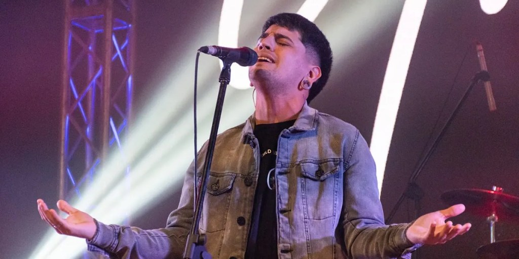 Provincia organiza un conversatorio para jóvenes en Camarones con la presencia de Yhosva&nbsp;Montoya