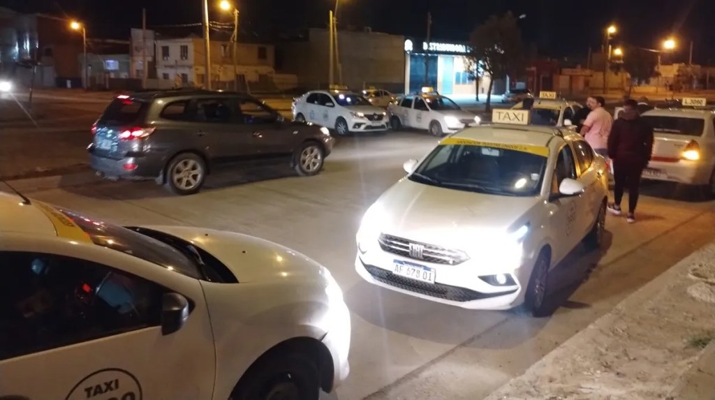 Comodoro Rivadavia, incidente taxista, pasajera ebria, conflicto resuelto, intervención policial, comisaría seccional Quinta, disturbios evitados, seguridad urbana, barrio 30 de Octubre, transporte en Comodoro