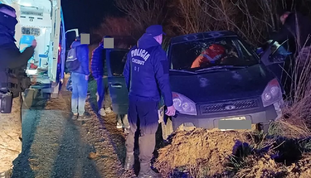 Rawson, Despiste Vehicular, Ruta 7, Somnolencia al Volante, Accidente de Tráfico, Seguridad Vial, Conductor Fatigado, Ford Fiesta, APSV, Control de Alcoholemia, Lesiones Leves, Banquina, Prevención de Accidentes, Conducir con Precaución, Accidente de Tránsito