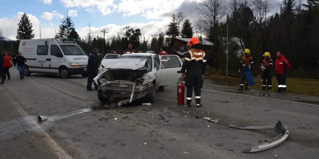 accidente en Ruta 40, tres personas heridas, El Bolsón, El Hoyo, remisería Terminal 68, camioneta, bomberos, policía, tránsito, Comarca Andina.