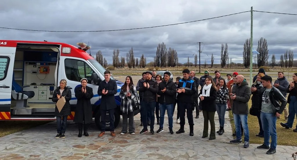 nueva ambulancia, 28 de Julio, Luka Jones, salud pública, comodato, Ezeiza, Gastón Granados, Ada Veiga, Dolavon, Carlos Markieviche, Sergio Wisky, cobertura sanitaria, gestión municipal, emergencias médicas, provincia de Chubut