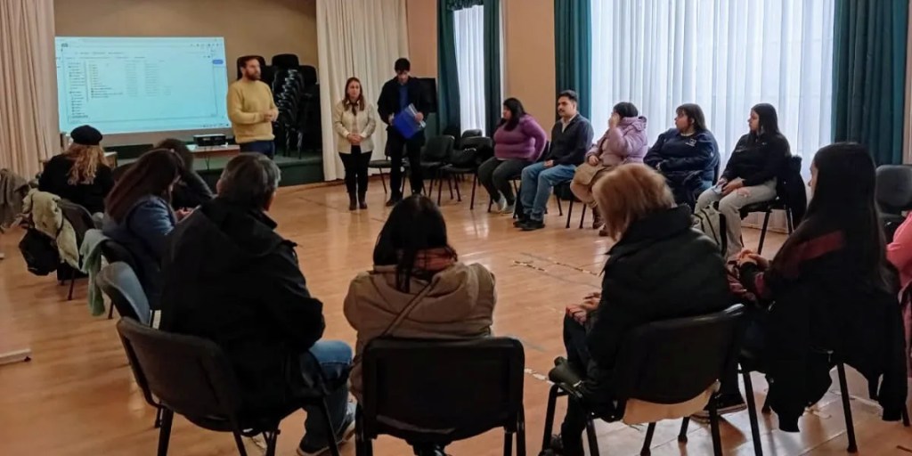 Trelew, capacitación, Buenos Anfitriones, turismo, patrimonio cultural, patrimonio natural, atención al cliente, Municipalidad de Trelew, formación, Claudia Campagnoli, servicios turísticos, comunicación efectiva, manejo de reclamos, identidad local, cultura