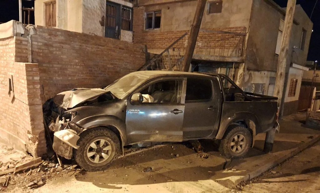 detención, desobediencia, fuga de control, Trelew, Toyota Hilux, accidente, intervención policial, APSV, seguridad vial