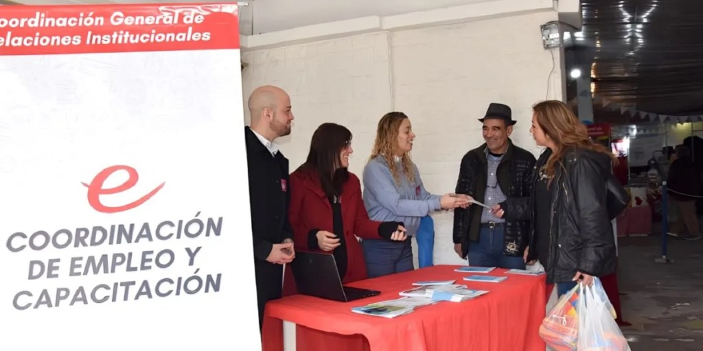 Trelew, Oficina de Empleo, Feria Paseo Trelew, capacitación comunitaria, cursos y talleres, formación laboral, empleo, Sociedad Rural Valle del Chubut, políticas públicas, desarrollo local, oportunidades laborales, relaciones institucionales, Municipio de Trelew, productos artesanales, crecimiento personal, habilidades digitales.
