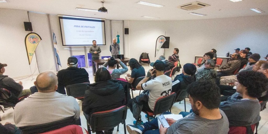 Exitosa capacitación de poda de árboles&nbsp;frutales