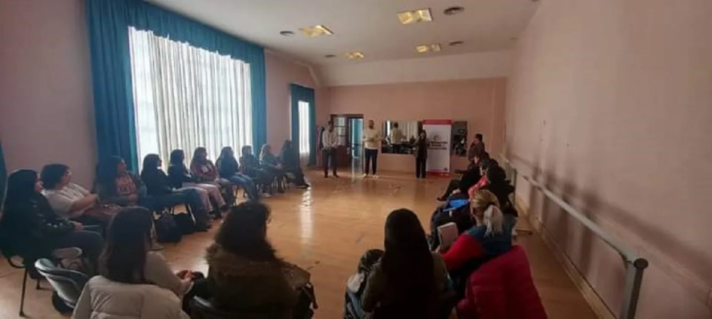 lengua de señas, inclusión social, accesibilidad, capacitación municipal, empleados municipales, LSA, curso de lengua de señas, políticas de inclusión, comunicación inclusiva, formación municipal, Daniela Migliori, accesibilidad en el servicio público, igualdad de oportunidades, Trelew, capacitación en lengua de señas