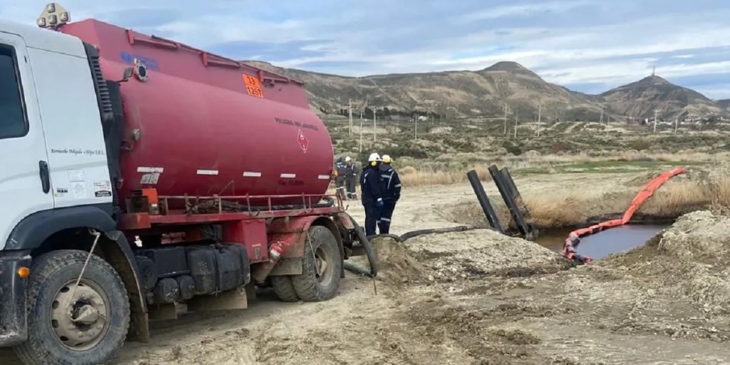 derrame de petróleo, YPF, Comodoro Rivadavia, pozo abandonado, emergencia ambiental, saneamiento, remediación, Secretaría de Ambiente, Gobierno de Chubut, Juan José Rivera, control ambiental, hidrocarburos, contaminación, arroyo Belgrano