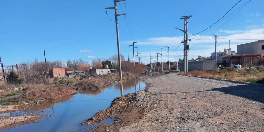 solución desborde cloacal, Trelew, Cooperativa Eléctrica de Trelew, Agua y Cloacas, bypass, obstrucción cloacal, calle Cacique Nahuelquir, Loteo Veteranos, red cloacal, mantenimiento de cloacas, gestión de agua, trabajos cloacales, infraestructura urbana, servicio público, limpieza de cañerías, responsabilidad comunitaria