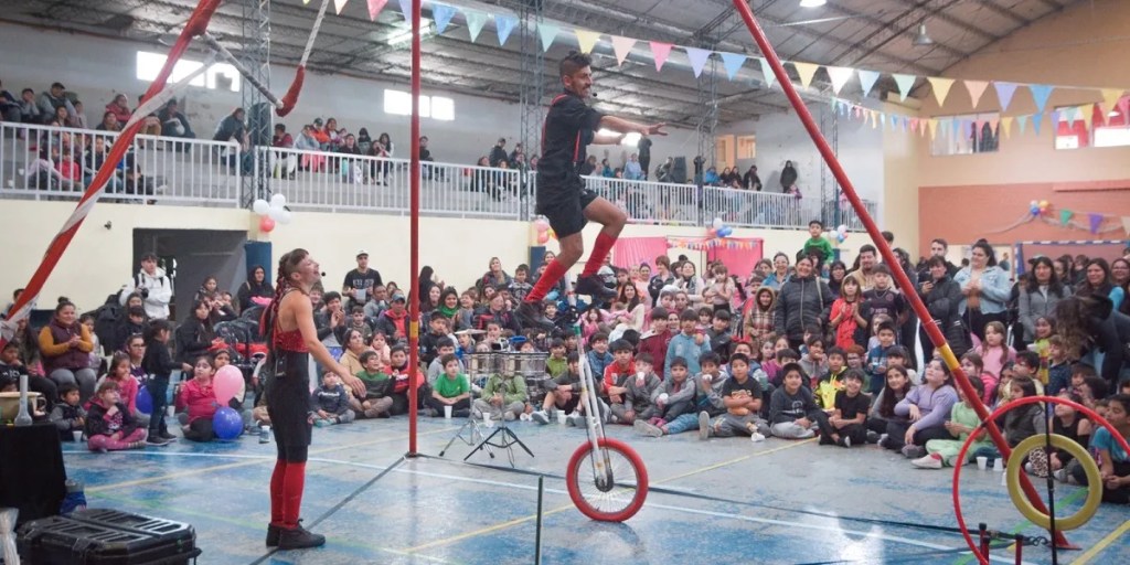 Día de la Niñez, Dolavon, evento familiar, entretenimiento infantil, Gimnasio Municipal Dolavon, Dante Bowen, juegos recreativos, shows de circo, kermesse, chocolatada, comunidad, tradición local, maquillaje artístico, inflables, actividades culturales, festejo municipal