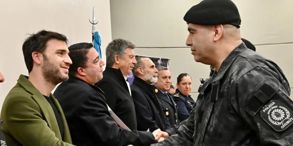 El gobernador Ignacio Torres encabezó la graduación de la Diplomatura Internacional en Negociación Policial, fortaleciendo la profesionalización de la Policía del #Chubut. ¡Orgullosos de nuestros agentes! #Seguridad #Capacitación #PolicíaChubut