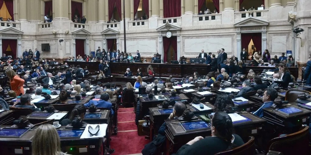 Aerolíneas Argentinas, privatización, debate en diputados, La Libertad Avanza, PRO, conflicto gremial, transporte aéreo, Boleta Única de Papel, Ficha Limpia, José Rolandi, Fabián Lombardo, Franco Mogetta, Ficha Limpia, Diputados, Ley Orgánica de los Partidos Políticos, condena penal, delitos dolosos, corrupción, transparencia política, PRO, UCR, La Libertad Avanza, Coalición Cívica, Encuentro Federal, Unión por la Patria, inhabilitación, sufragio pasivo, política argentina, Cámara de Diputados, sesiones parlamentarias, conflicto político, oficialismo, oposición, UCR, PRO, Encuentro Federal, La Libertad Avanza, Martín Menem, Miguel Pichetto, presupuesto universitario, esencialidad educativa, SIDE, Comisión Bicameral