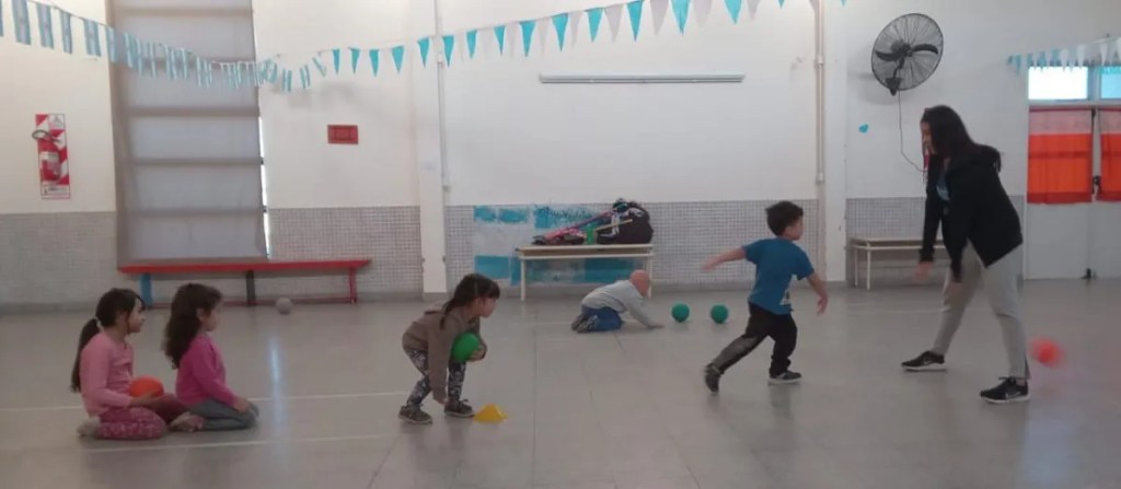 educación física infantil, Trelew, habilidades motrices, autonomía infantil, juegos y música, profesora Florencia Ale, Jardín 479, desarrollo infantil, sociabilización, actividades recreativas, inscripción abierta, desarrollo integral, municipalidad de Trelew, niños 4 a 6 años, espacio educativo