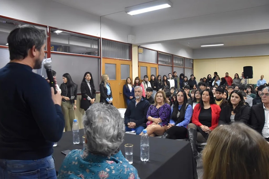 Trelew, democracia, educación, proceso electoral, estudiantes, taller educativo, Tribunal Electoral, Gerardo Merino, participación ciudadana, juventud activa, responsabilidad cívica, formación ciudadana, Escuela n.° 751, Adriana Di Sarli, Mauricio Soler