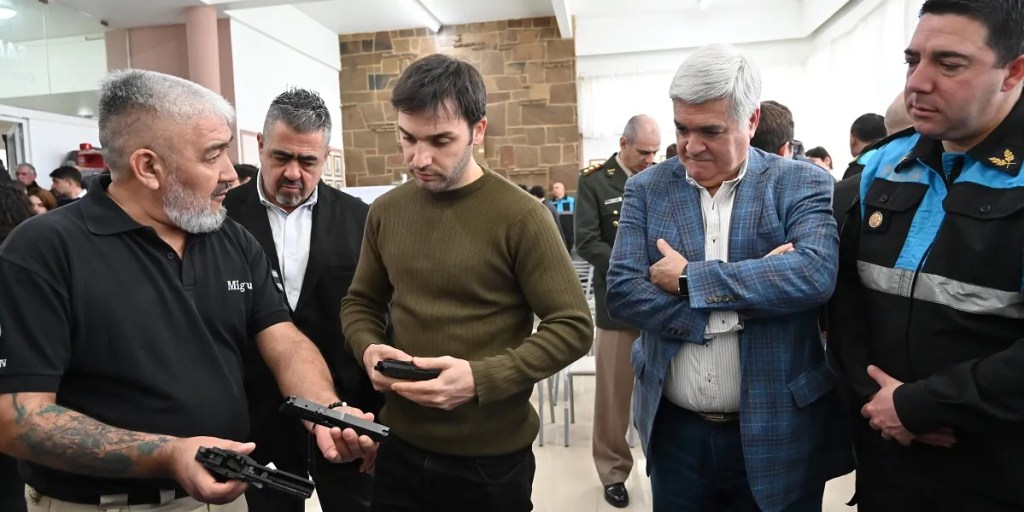 Chubut, Ignacio Torres, Policía del Chubut, seguridad, armamento policial, profesionalización, inversión histórica, Héctor Iturrioz, Andrés García, equipamiento policial, Jefatura de Policía, formación policial, Ministerio de Seguridad, gobierno de Chubut, infraestructura policial, fotomultas, tecnología en seguridad