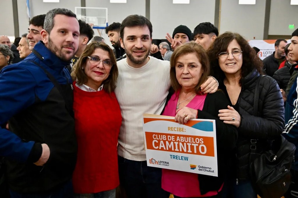 entrega de bienes, Trelew, Ignacio Torres, acción social, instituciones educativas, justicia social, corrupción, gestión provincial, comunidad, centros juveniles, jardines maternales, salud municipal, discapacidad, adultos mayores